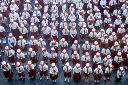 murid-murid sekolah dasar berbaris