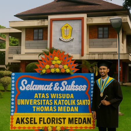 Suasana wisuda di Universitas Katolik Santo Thomas Medan dengan gedung kampus megah di latar belakang dan papan bunga ucapan selamat penuh warna.