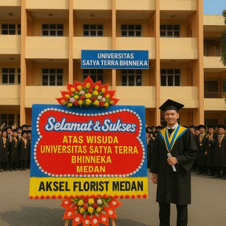 Suasana wisuda di Universitas Satya Terra Bhinneka Medan dengan gedung kampus sebagai latar dan papan bunga ucapan selamat berwarna merah, kuning, putih, dan biru.
