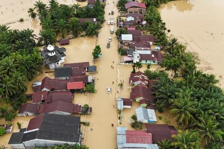 Gambaran udara permukiman yang terdampak banjir, terlihat jalan dan rumah tergenang air setinggi lutut hingga pinggang.